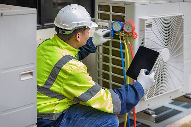 Professional Hvac technician working in Easton, TX